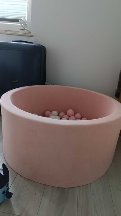 Różowy basen z kulkami