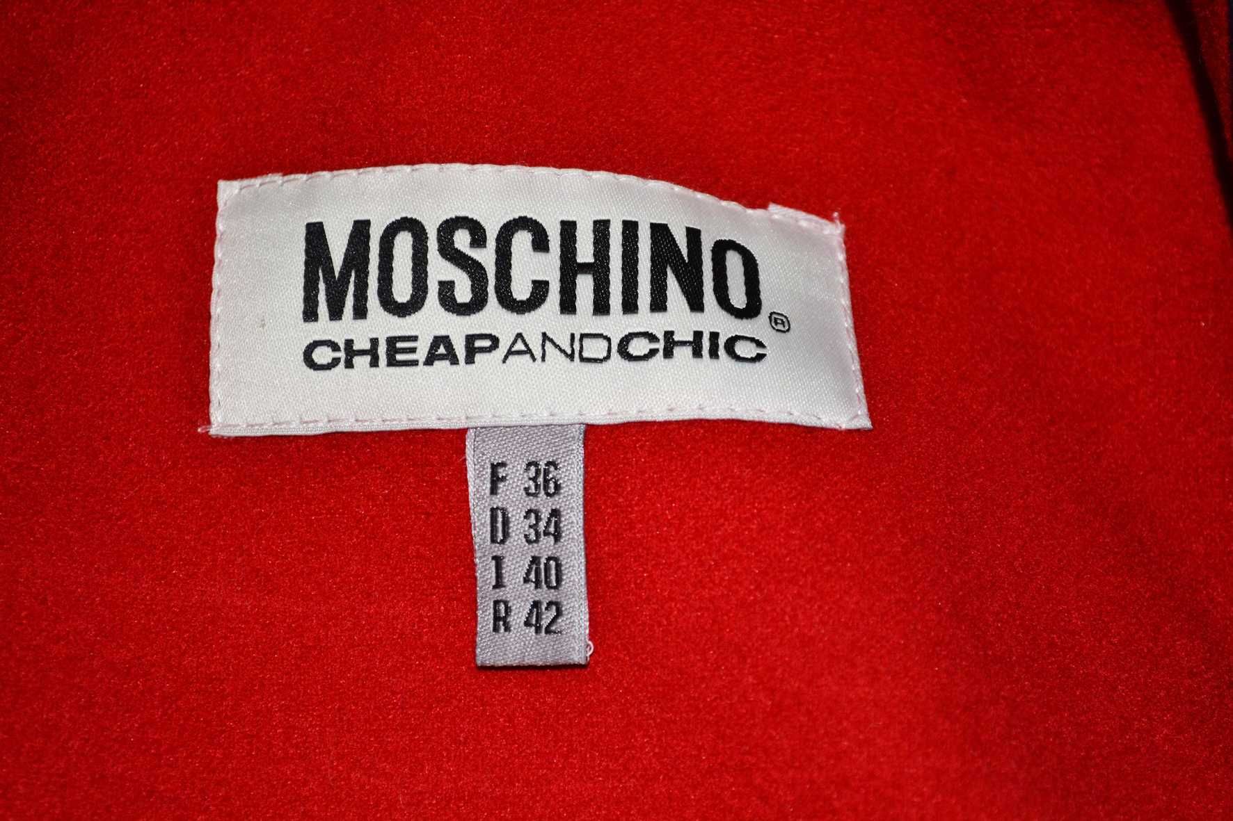 Красное пальто с золотыми пуговицами Moschino