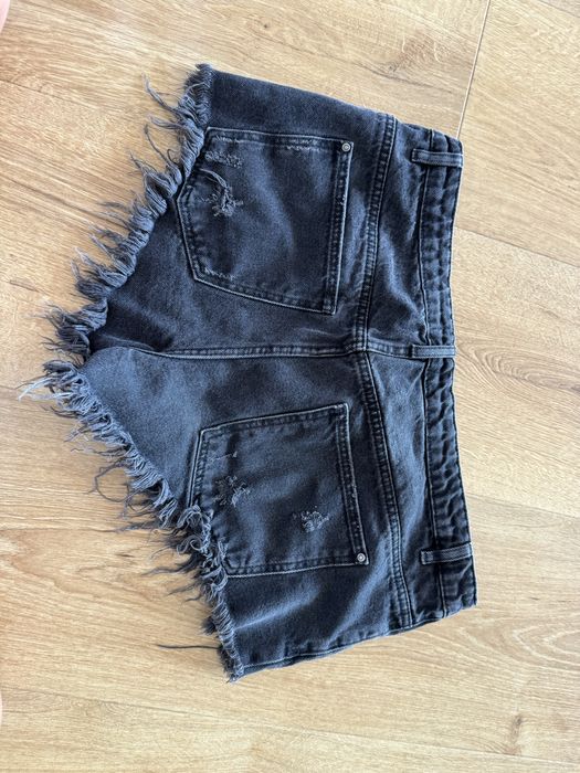 Czarne, postrzepione spodenki Sinsay 40, guziki