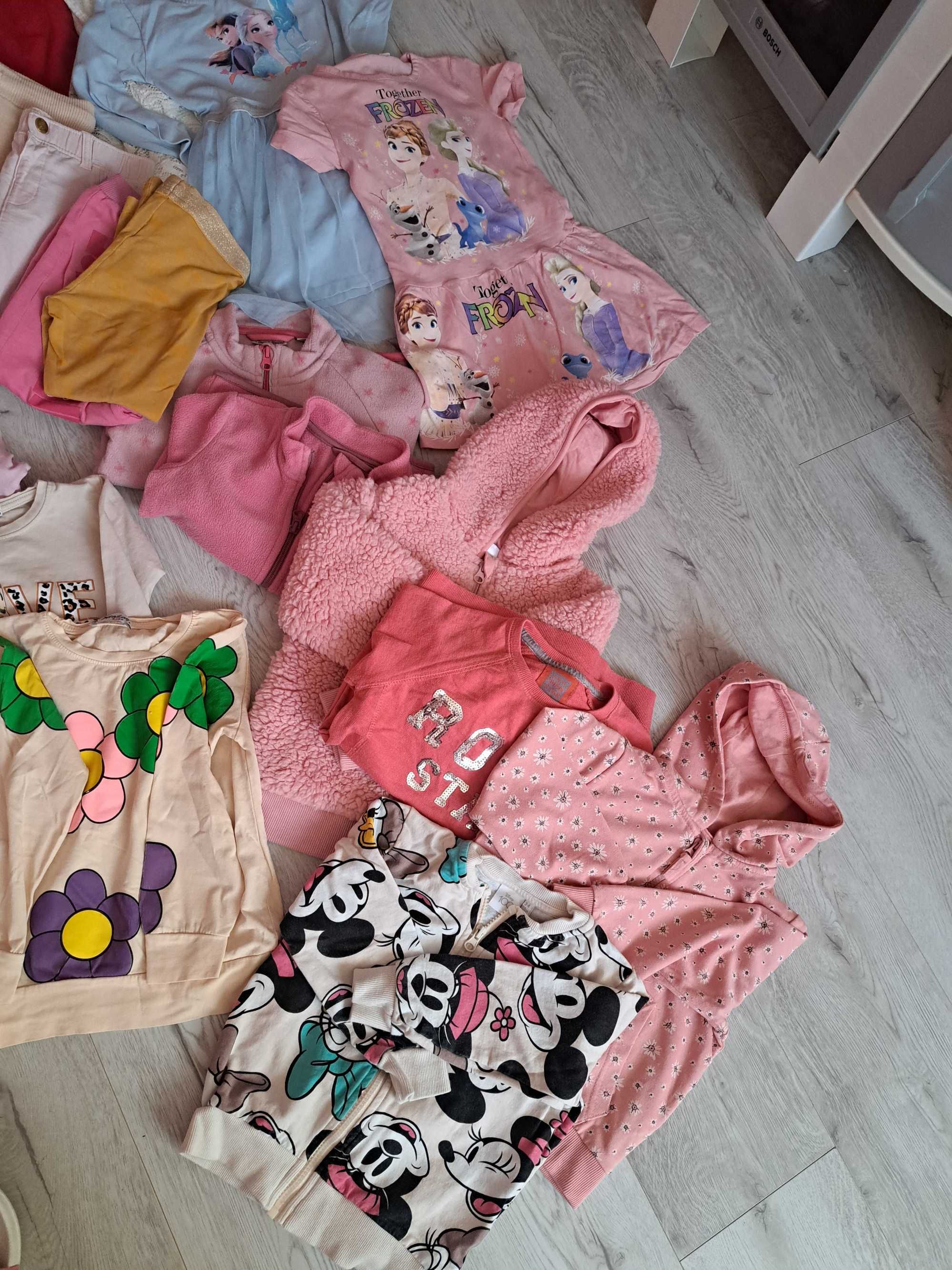 Paka ubranek dla dziewczynki 104 bluzy spodnie sukienki