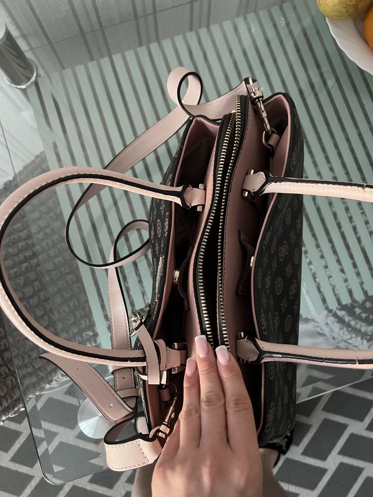 Сумка Guess.