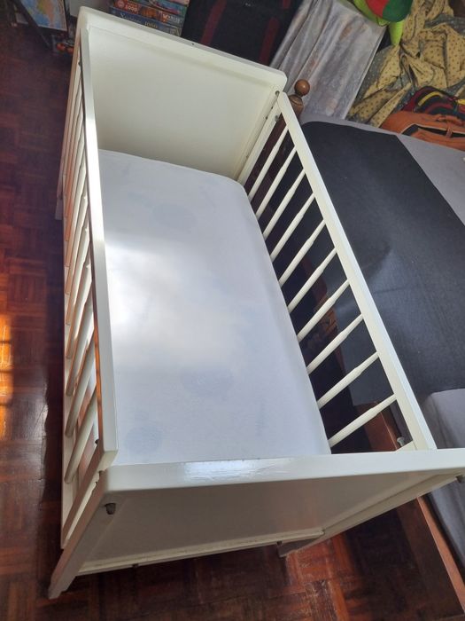 Berço branco com duas gavetas