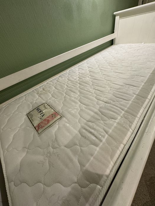 Ліжко деревʼяне із матрасами