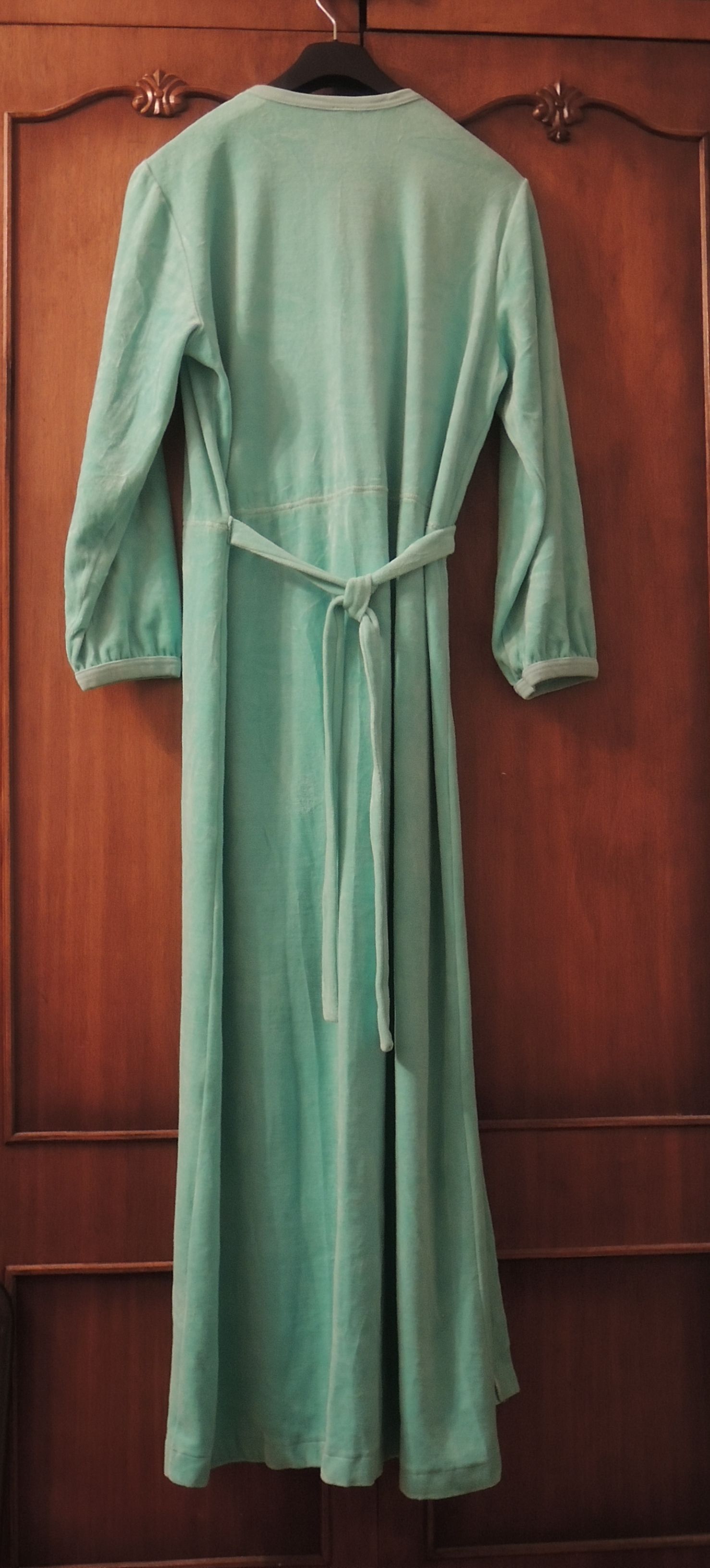 Изысканный велюровый женский банный халат нежно зеленого цвета Индия