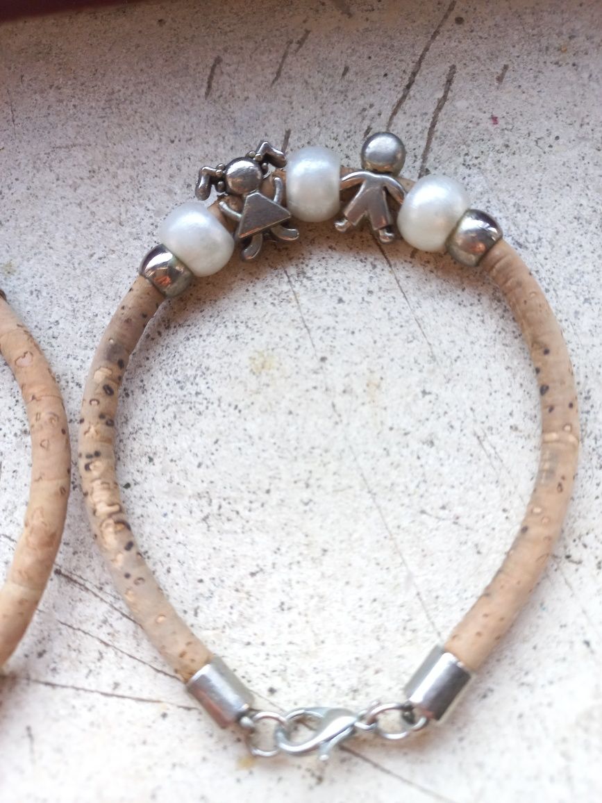 Duas pulseiras  em cortiça,  com aplicações  em metal..