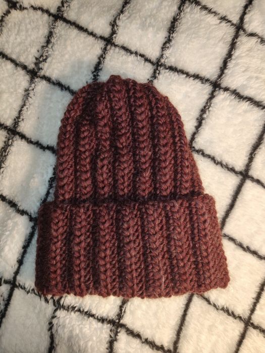 Czapka robiona na szydełku z wełny czesankowej