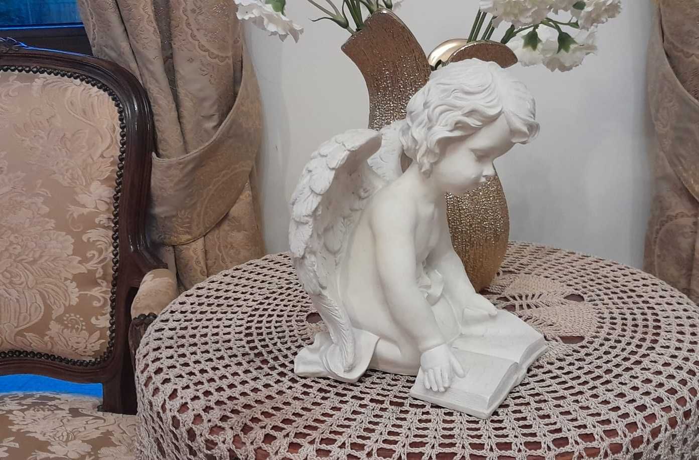Figura dekoracja anioł z książką