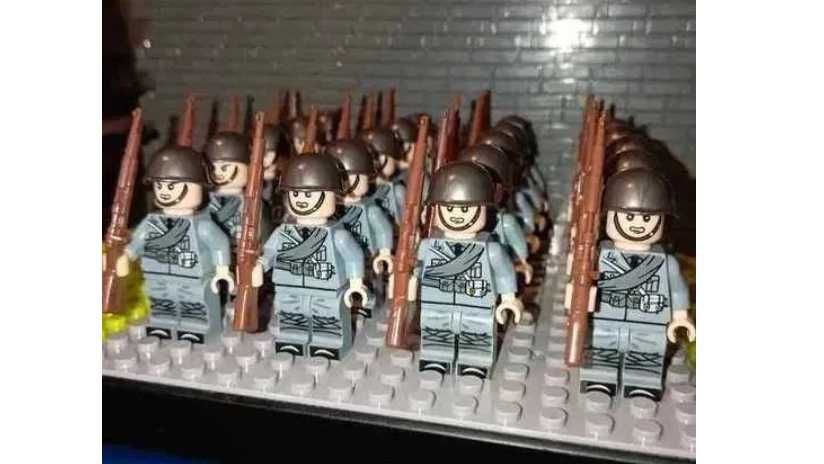 Zestaw 20 żołnierzy + podstawka 16x16 GRATIS Wojskowe Figurki klocki