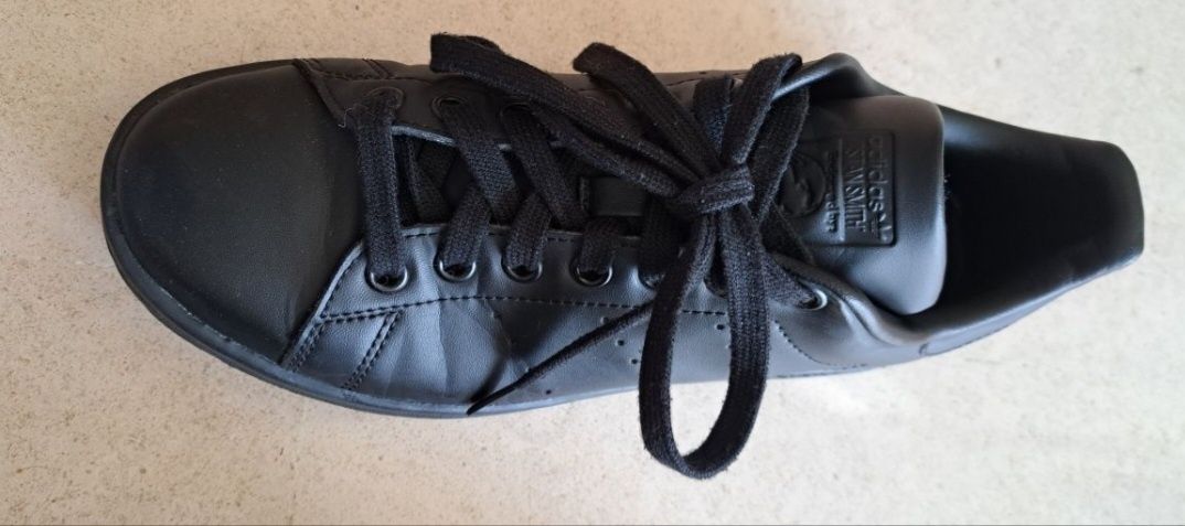 Ténis Adidas pretos Stan Smith.