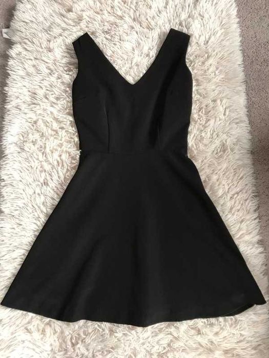 Czarna sukienka elegancka RESERVED XS