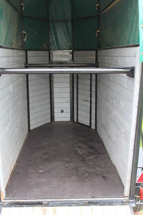 Przyczepa do przewozu koni