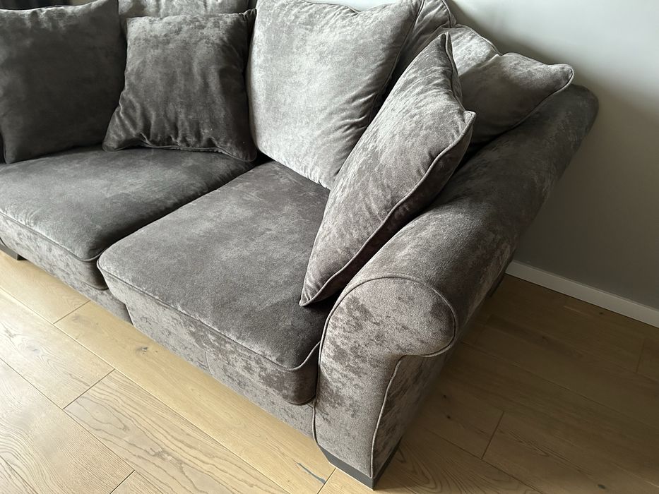 Wygodna i elegancka, szara sofa
