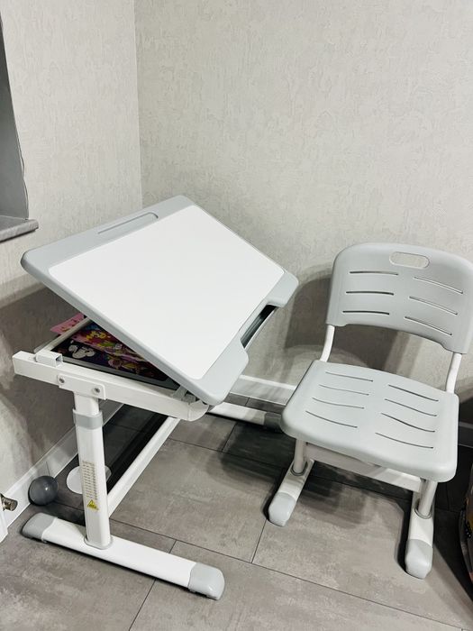 Дитячий стіл зі стільцем