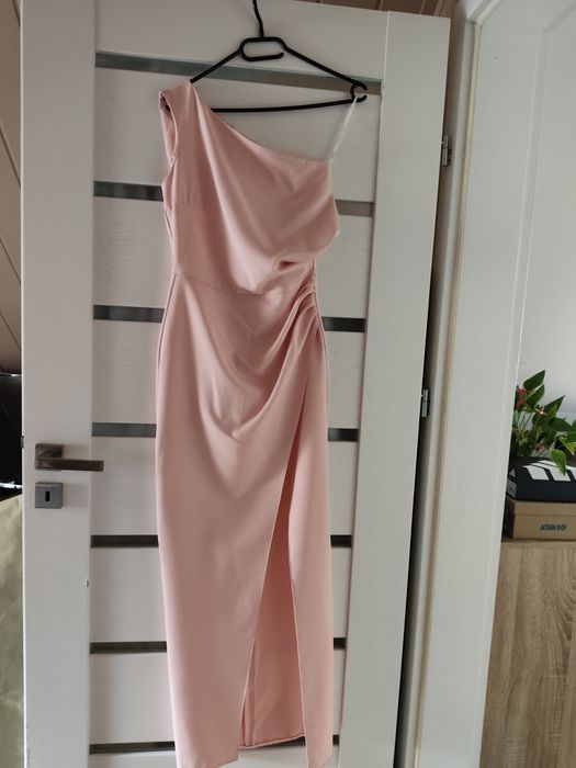 Suknia na jedno ramię.