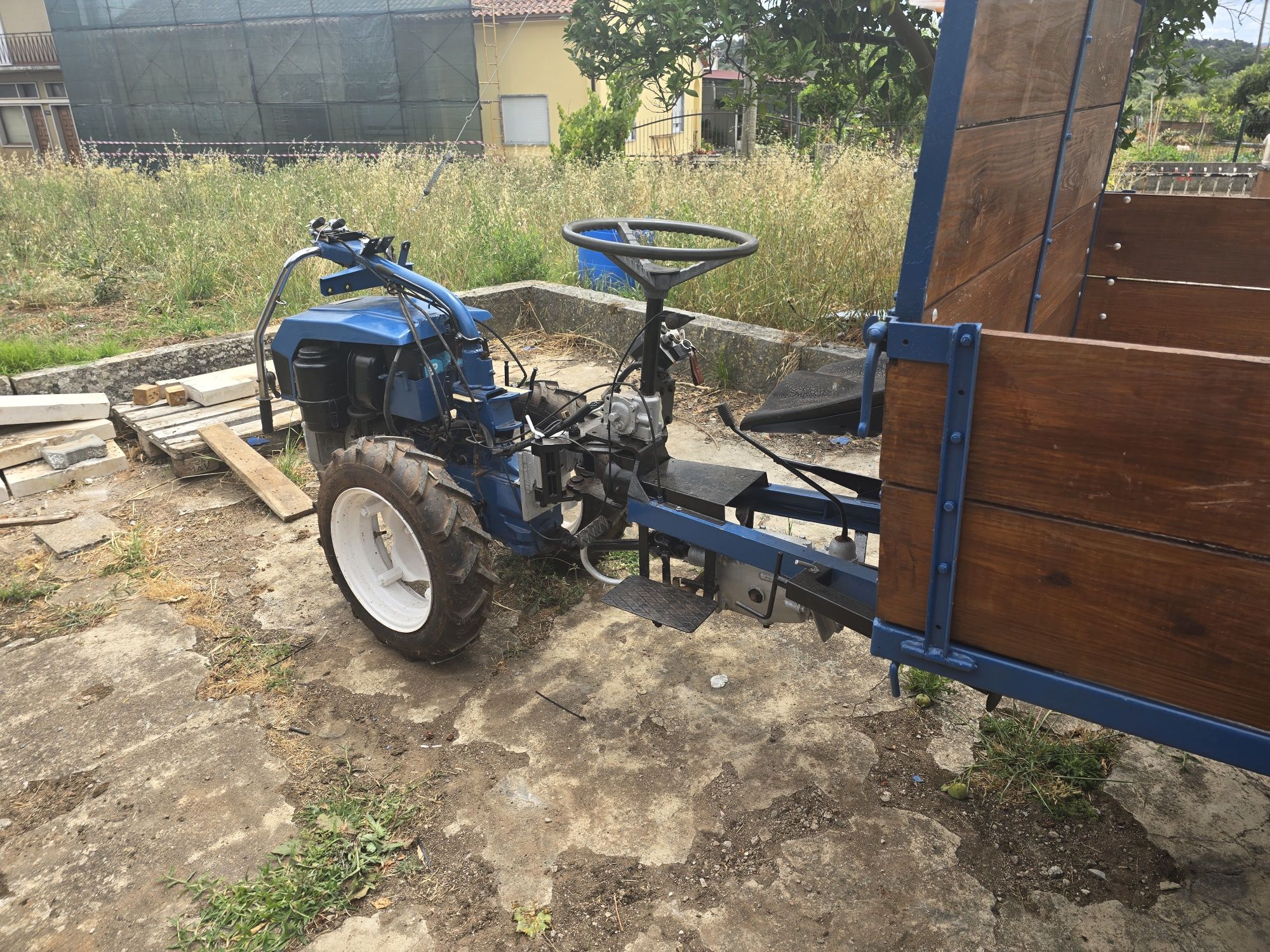 Trator Lombardini com arranque elétrico