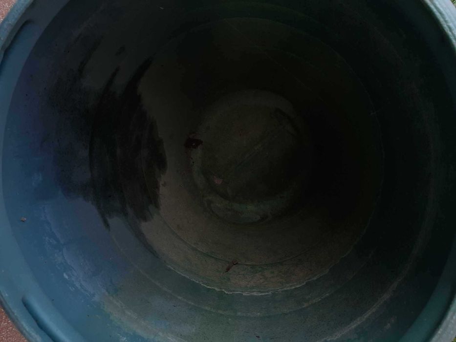plastikowa duża beczka z pokrywą