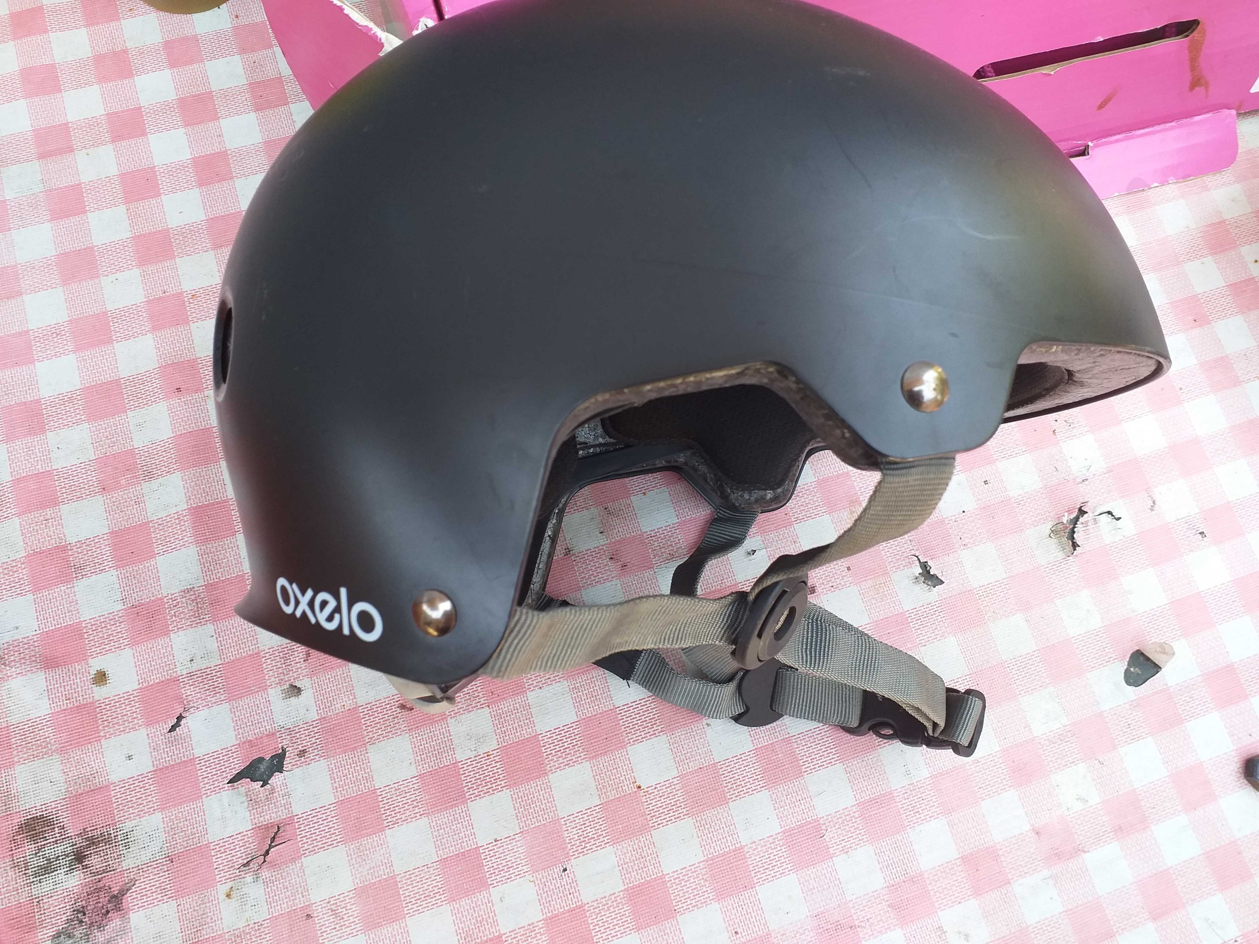 Capacete de bicicleta/skate e bolsa de ferramentas.