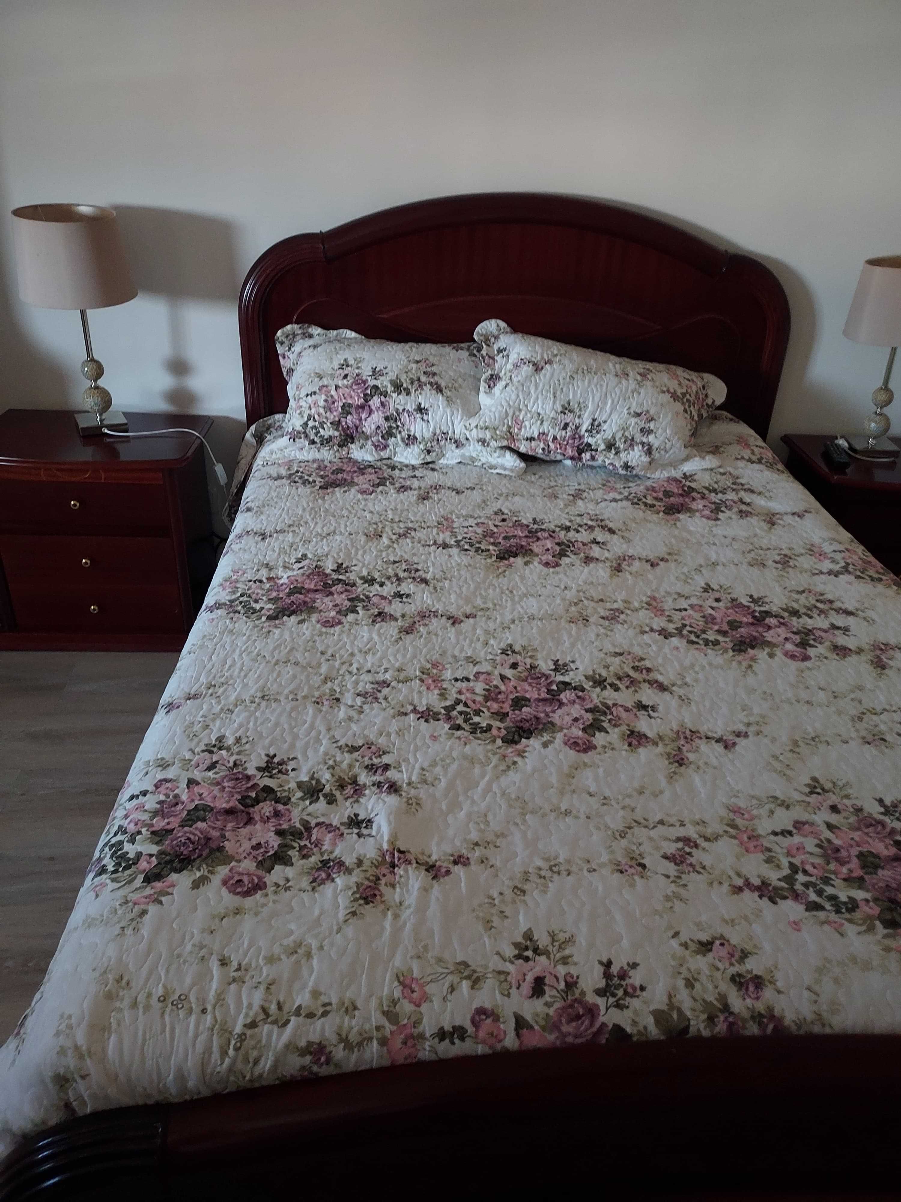 Mobília de quarto em madeira