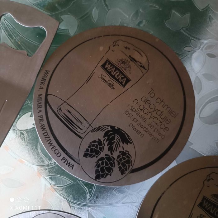 Podstawki pod piwo podgumowane+2x otwieracz ( coaster) marki Warka.