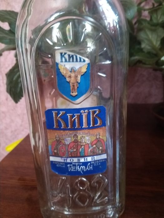 Стеклянные банки. Бутылки. Пластиковые .для сока.