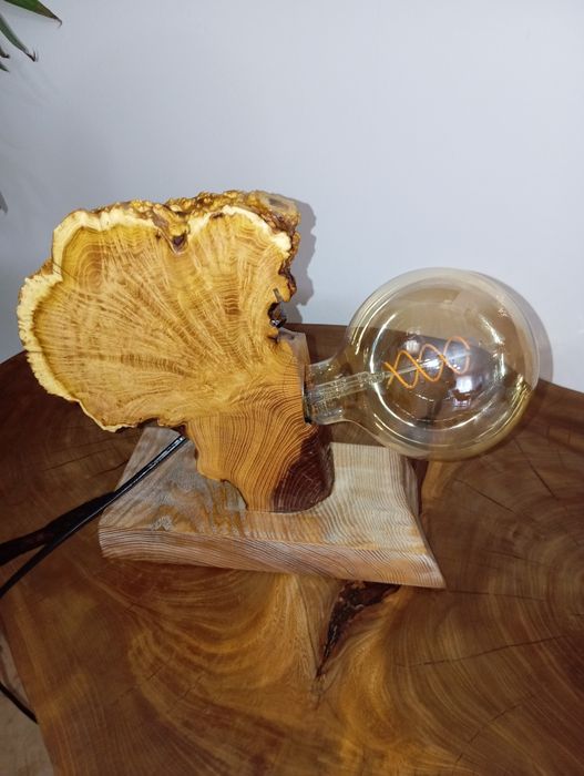 Lampka z drewna akacji z czeczotą