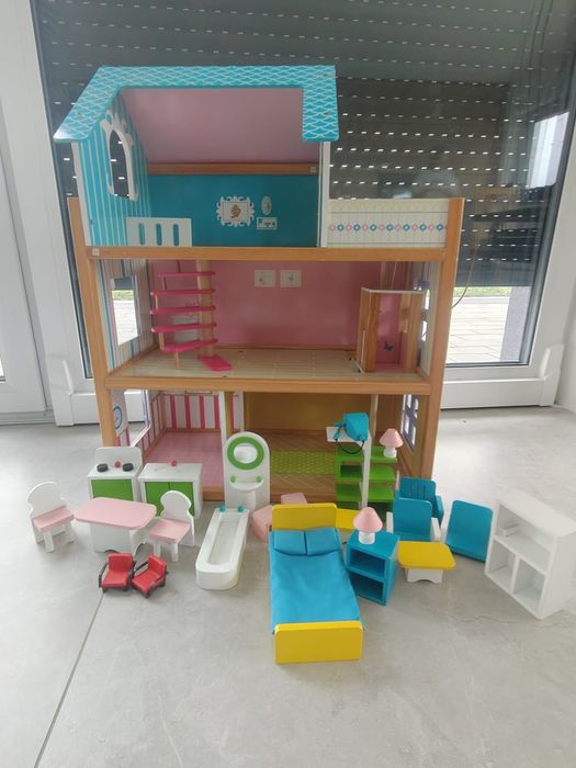 Drewniany domek dla lalek