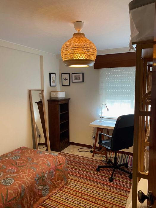 Quarto mobilado em apartamento junto à universidade Lusíada