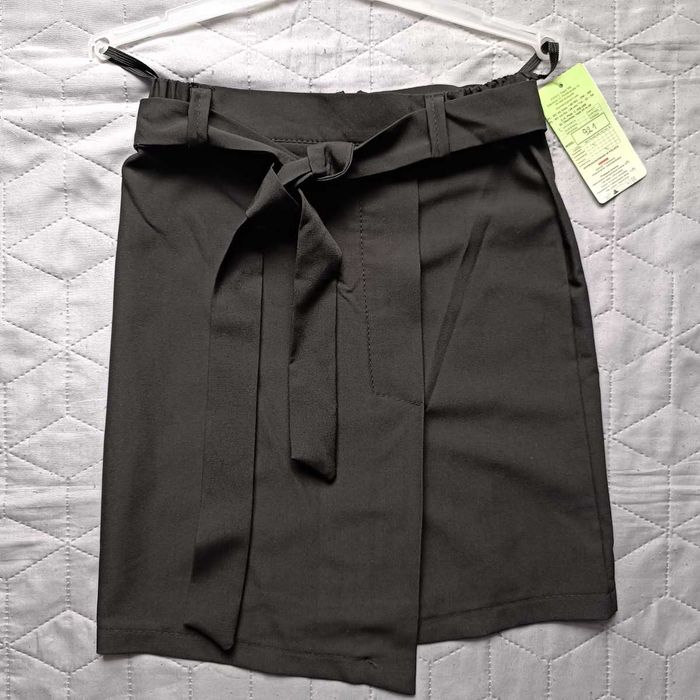 spódnica dziewczęca wizytowa  rozm. 134, 140 i 164   -  nowa