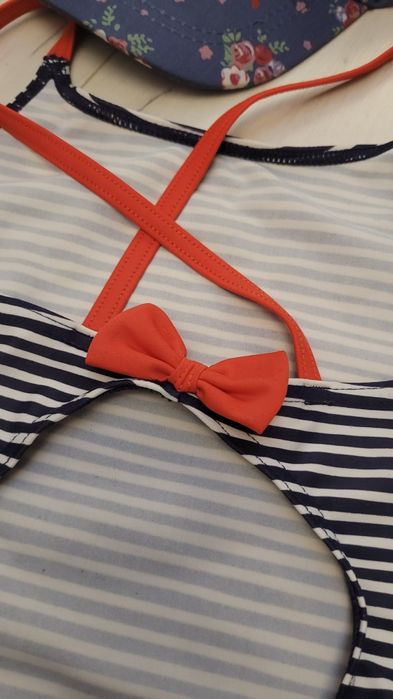 Zestaw plażowiczki, kostiumy kąpielowe, czapki, okulary