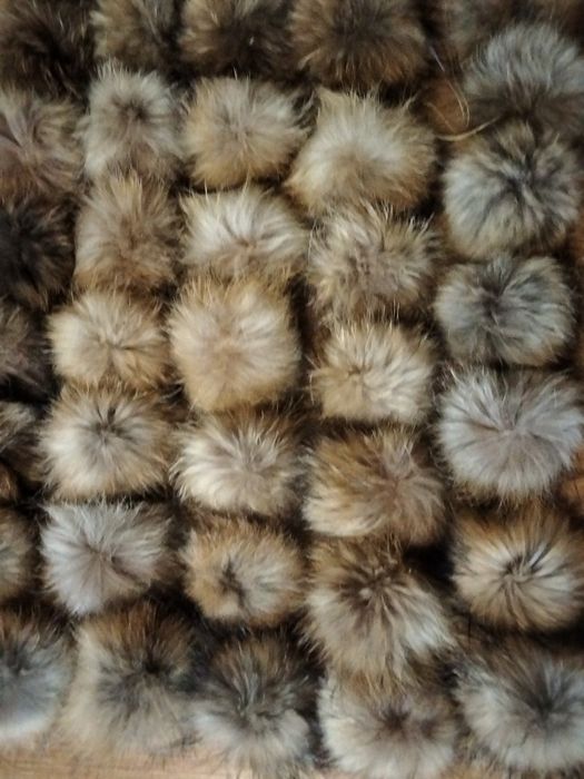 Помпони з хутра єноту песця