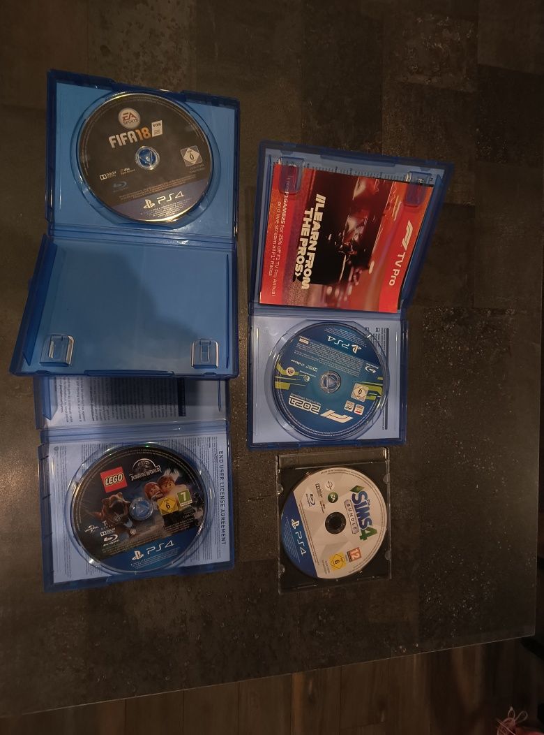 PS4 czarny + 2 pady + 4 gry na płytę