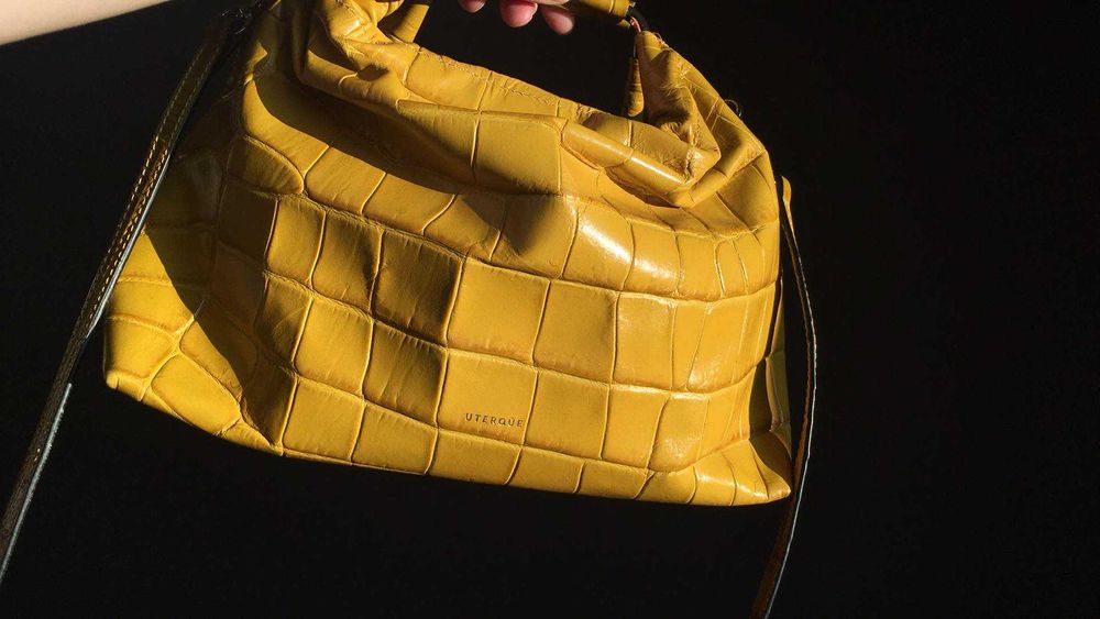 Żółta skórzana torebka z paskiem Uterqüe
