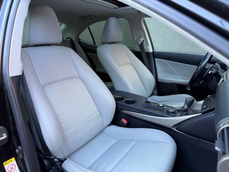 Lexus IS 300h 2016