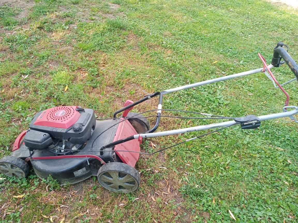 Kosiarka spalinowa z napędem z koszem