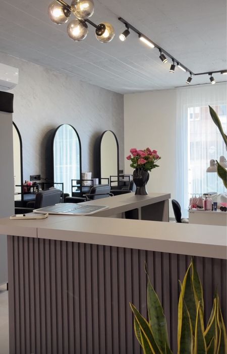 Здається робоче місце для Перукаря/Майстра манікю/бровіста