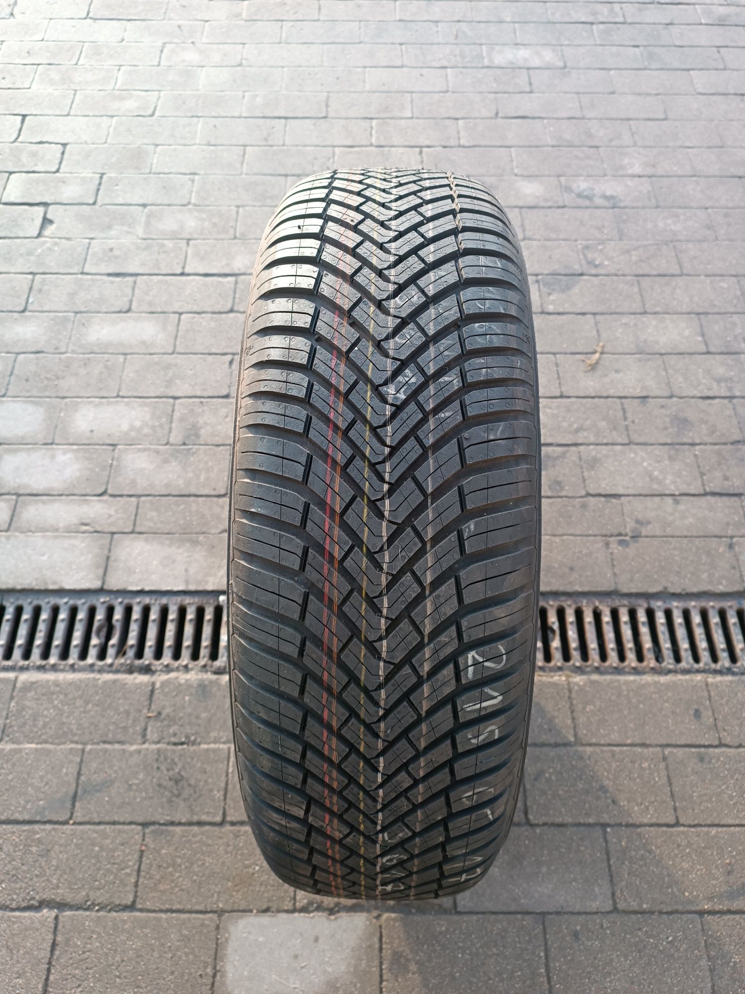 215/65R17 Continental AllSeasonContact