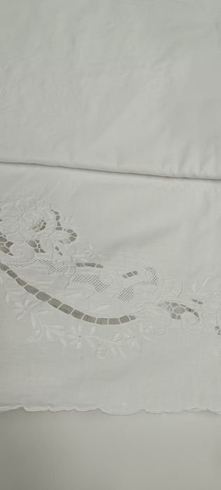 Toalha branca de mesa bordada à mão