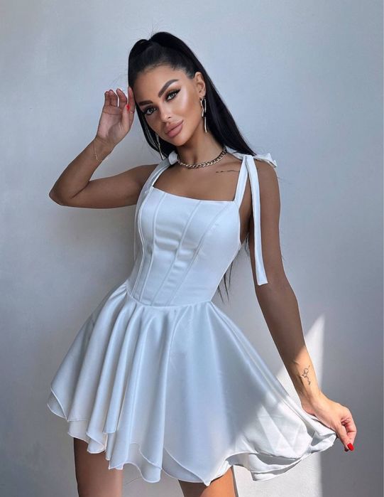 Атласна корсетна сукня з пишною подвійною спідницею