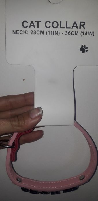 Colar novo rosa gata/ gatinha "SPOILED" e cinza c peixe 28 -36 cm