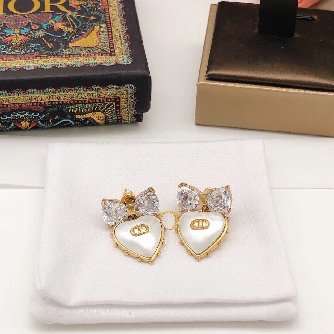 Fashionable and exquisite earrings