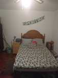 Quarto grande com cama de casal