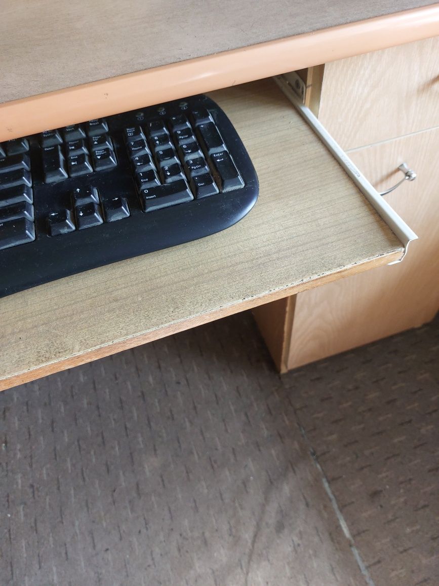 Biurko pod komputer, stolik z wysuwaną klawiaturą