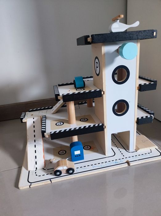 Parking drewniany dla samochodów