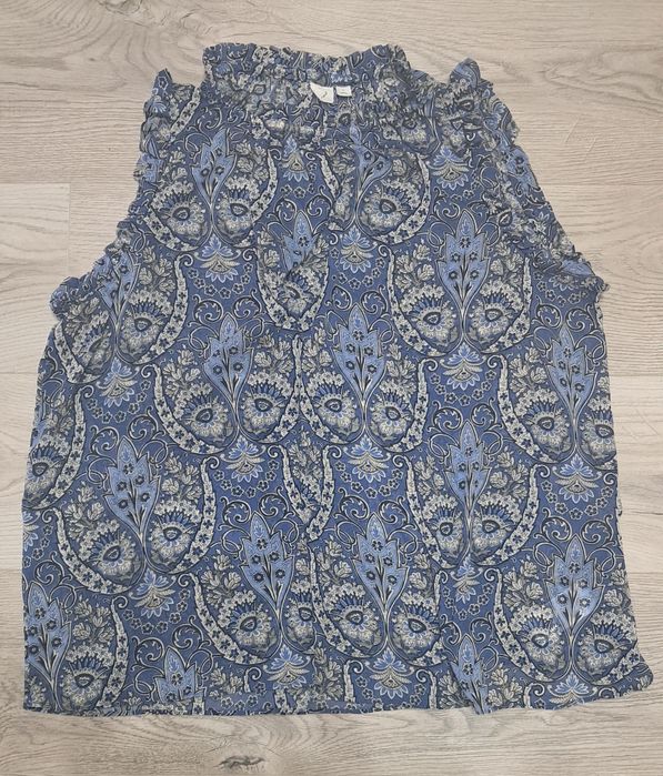 Luźna zwiewna cieniutka bluzeczka z uroczymi falbankami