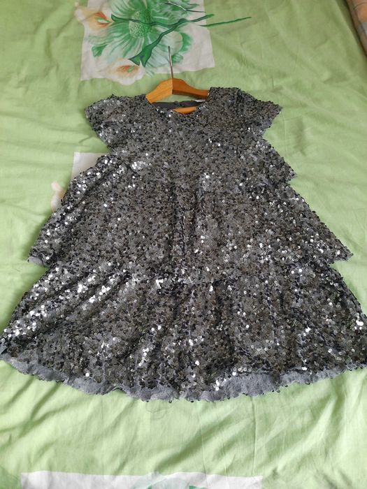 нарядное платье Zara на паетках и утепленные платья для девочек