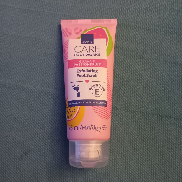 Avon Foot Works złuszczający scrub do stóp guawa i marakuja