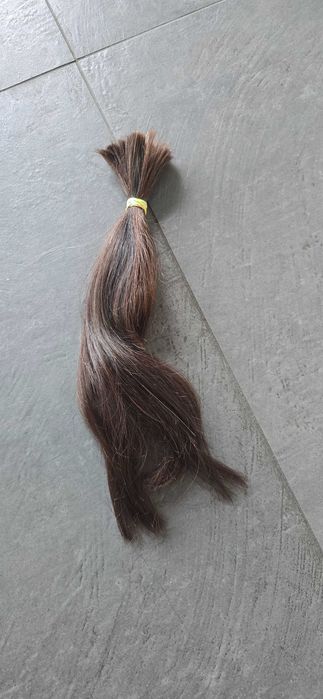 Włosy ciemny brąz o długość 40 cm i wadze 76 gram