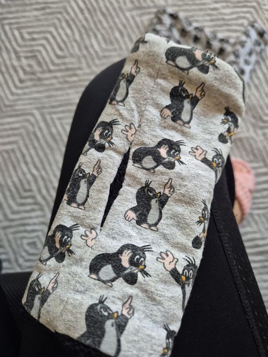 Komin i mitenki na czarnym polarze, Krecik