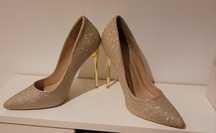 Sapatos Stillettos cor champanhe