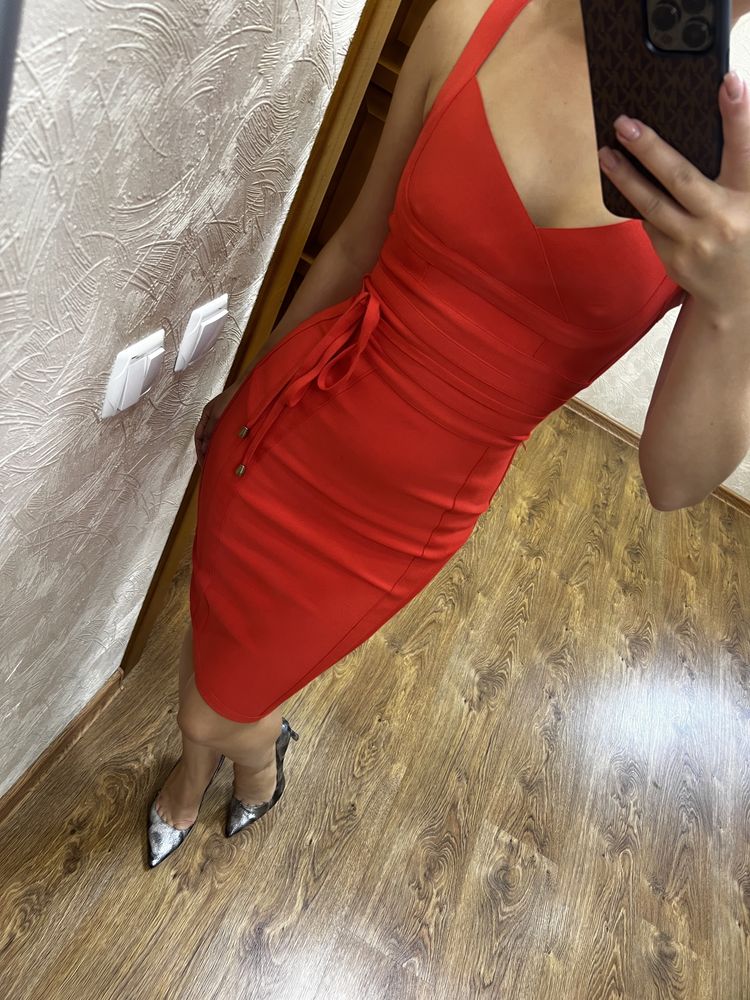 Червона бандажна сукня